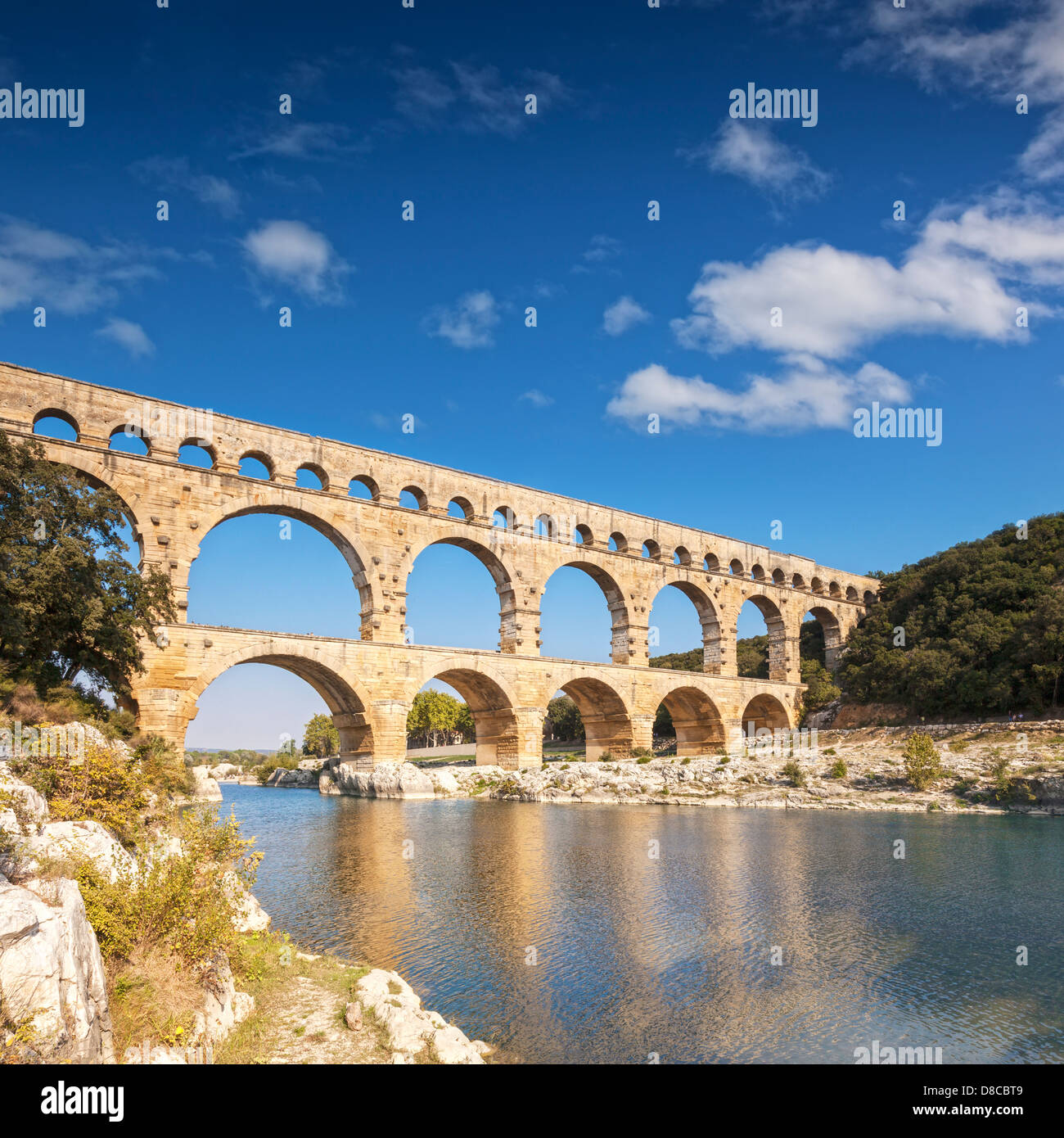 Pont du Gard römischen Aquädukt Languedoc-Roussillon Frankreich. Die 2000 Jahre alte Roman Aquaduct ist eine große Touristenattraktion. Stockfoto