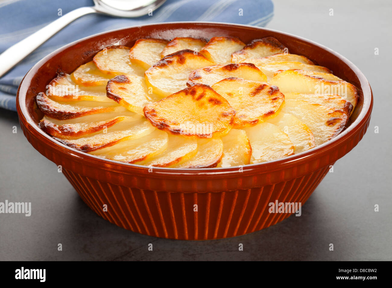 Boulanger Kartoffeln, eine berühmte französische Gericht in Scheiben geschnittene Zwiebel und Kartoffeln gebacken auf Lager. So genannt, weil in der Vergangenheit... Stockfoto