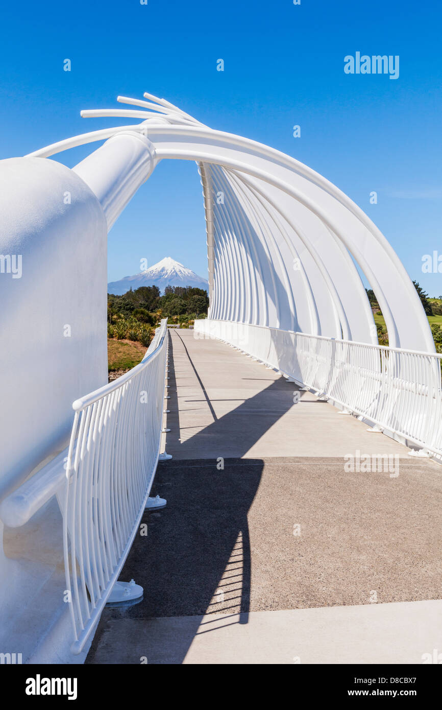 Te Rewa Rewa Bridge, New Plymouth, Taranaki Region, New Zealand und Mount Taranaki an einem klaren sonnigen Tag... Stockfoto