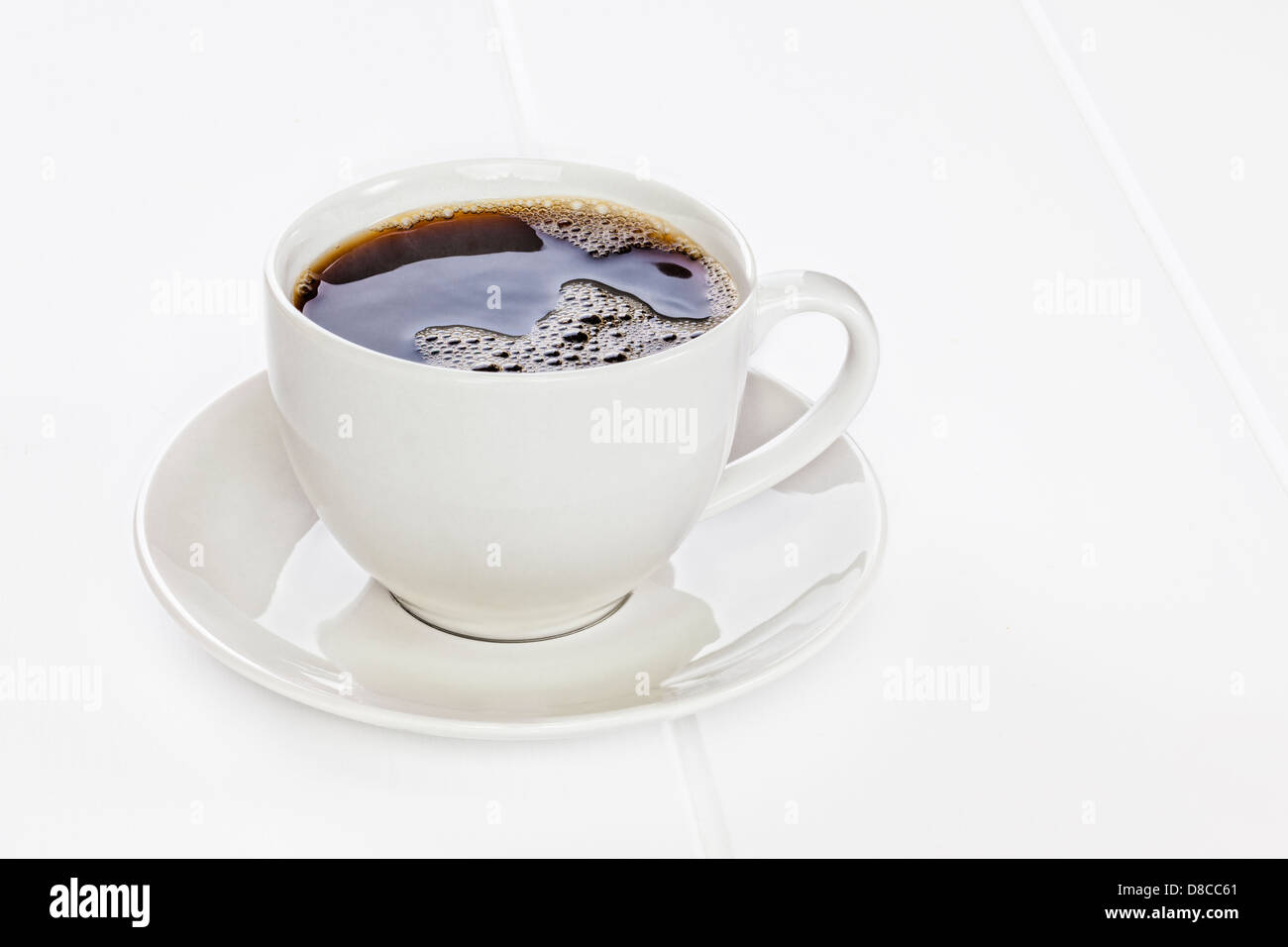 Tasse Kaffee auf weißem Hintergrund - schwarz oder Espresso Kaffee auf einem weißen Hintergrund. Stockfoto