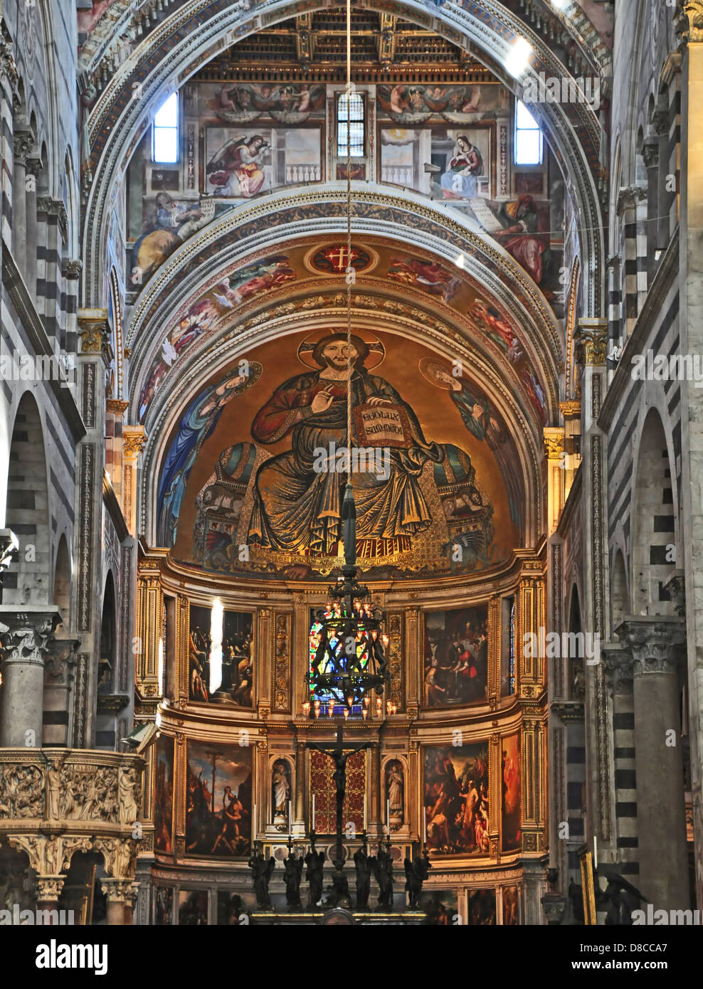 Ein Blick auf die prächtige Innenausstattung der Basilika. Gemälde und Dekorationen machen die Struktur wirklich hervorragend Stockfoto