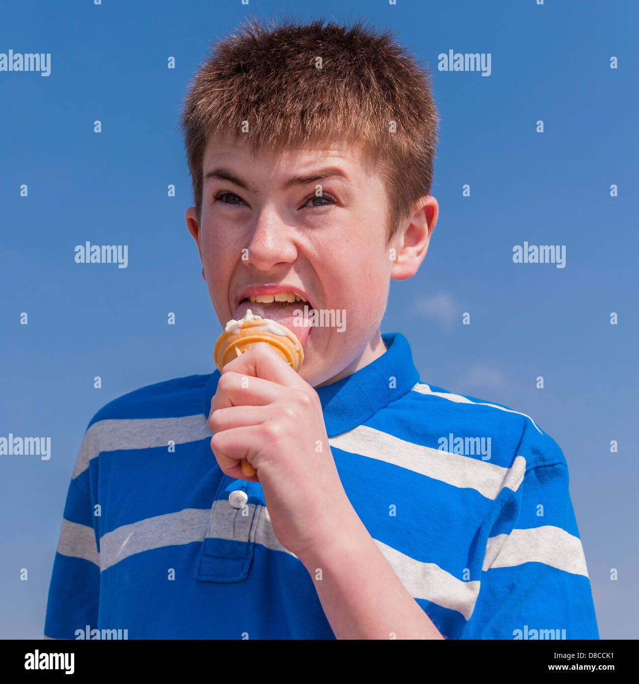 Ein 13 Jahre alter Junge Essen ein Eis im Vereinigten Königreich Stockfoto
