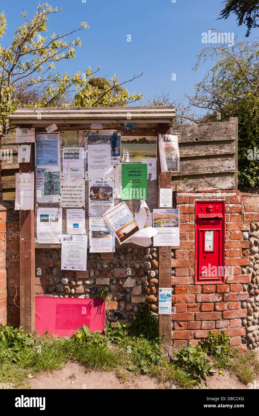 Das Dorf Schwarzes Brett und Briefkasten in Walberswick, Suffolk, England, Großbritannien, Uk Stockfoto