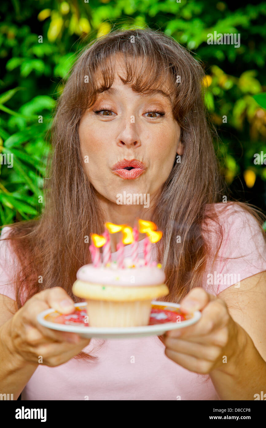 Frau mit Geburtstag cupcake Stockfoto