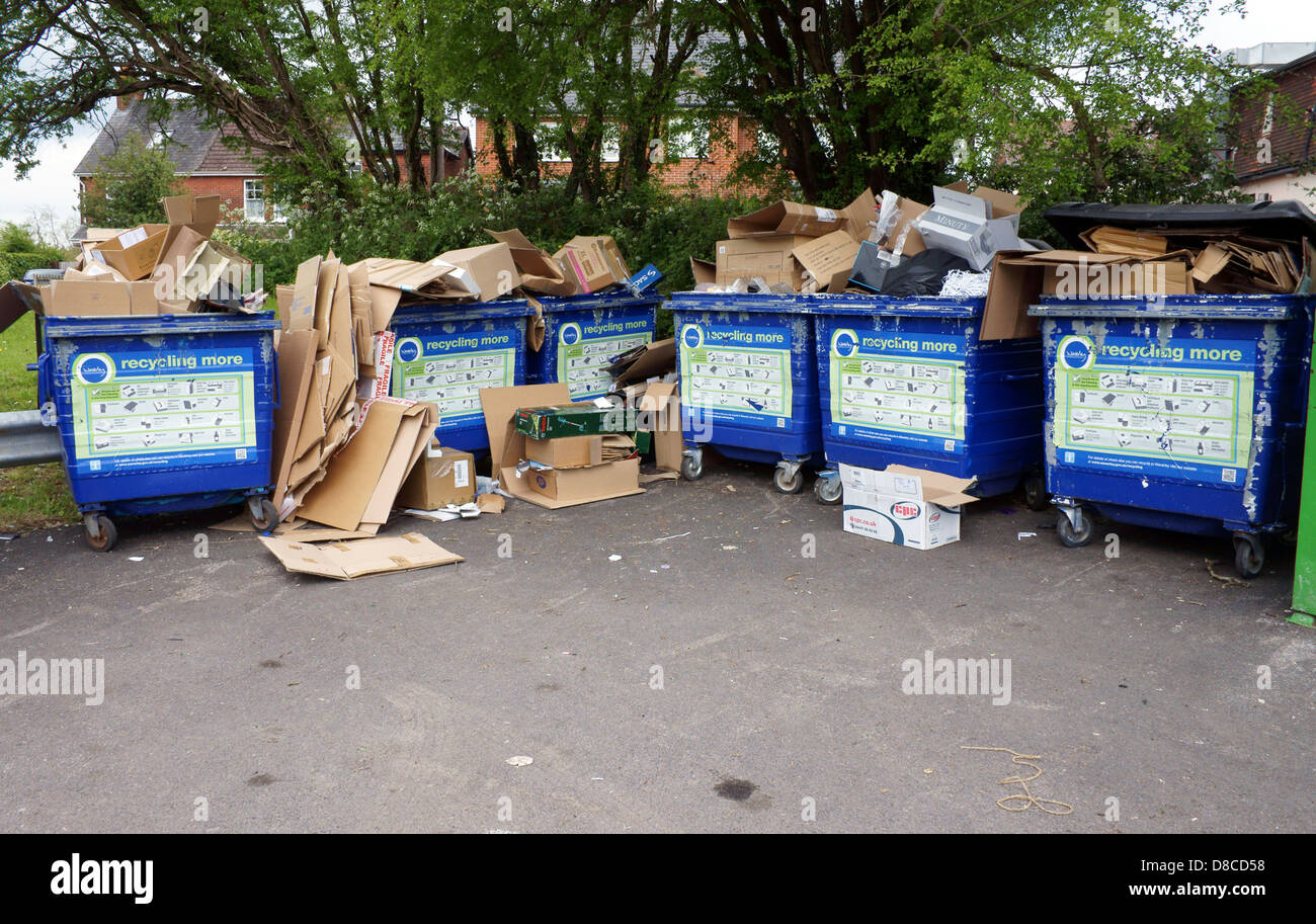 Karton müll -Fotos und -Bildmaterial in hoher Auflösung – Alamy