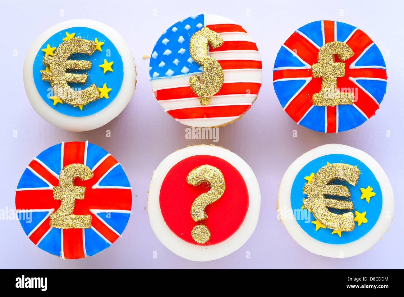 Finanzielle Frage Cupcakes dekoriert mit Währungszeichen und ein Fragezeichen... Stockfoto