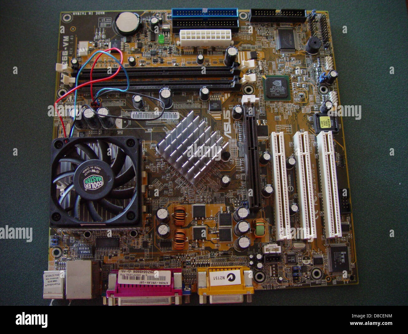 Diese Abbildung zeigt die internen Komponenten eines ATX-Mainboards mit Schwerpunkt auf den PCI- und AGP-Sockeln. Diese Buchsen werden für den Anschluss von Erweiterungskarten wie Grafikkarten und Netzwerkadaptern an das Mainboard verwendet, was für die Aktualisierung von Computersystemen unerlässlich ist. Stockfoto