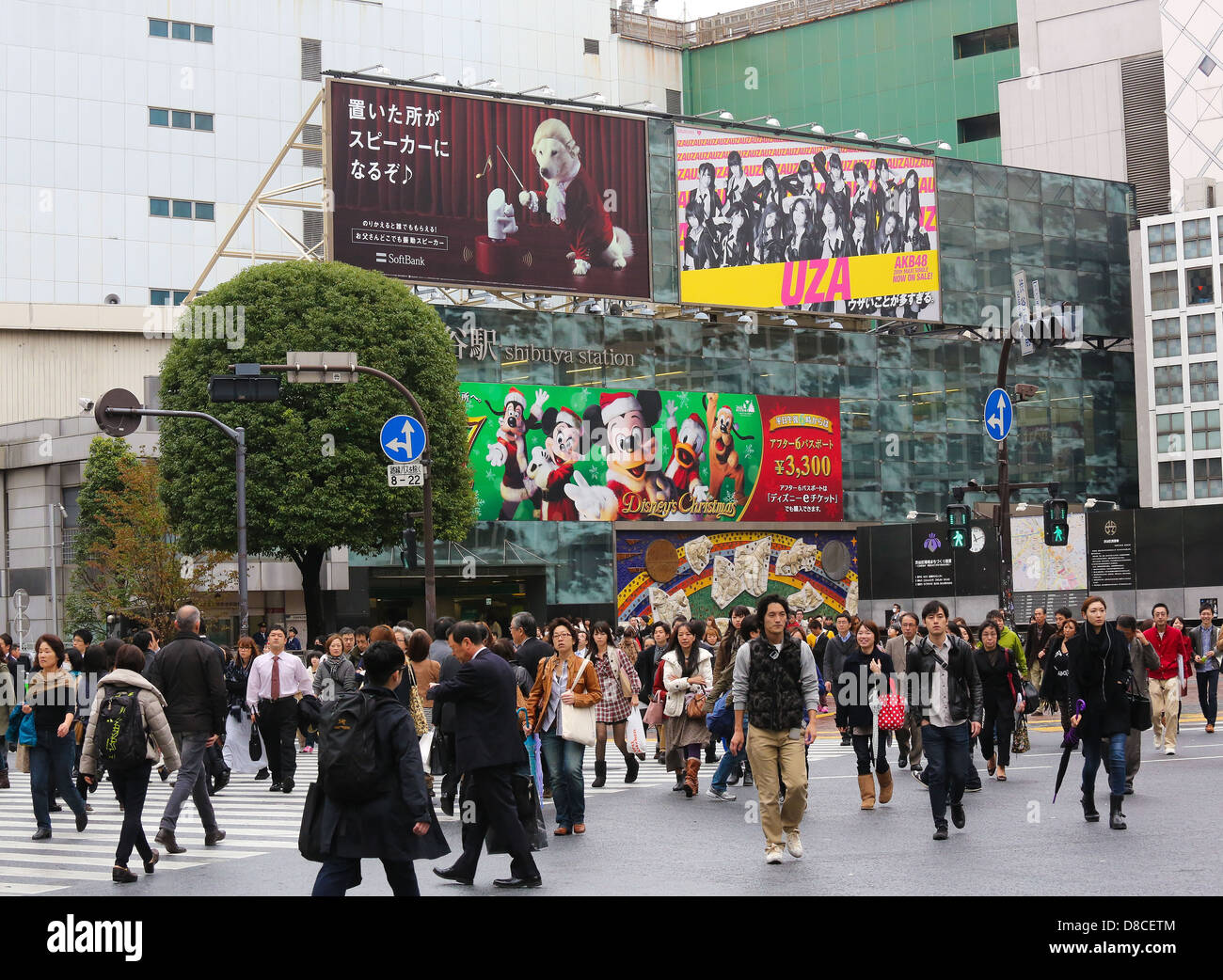 Menschen, die über die Straße an der berühmten Shibuya-Kreuzung in Tokio, Japan Stockfoto