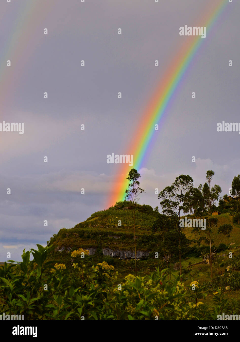 ein doppelter Regenbogen leuchtet über Hügel in Chachapoyas, Peru Stockfoto