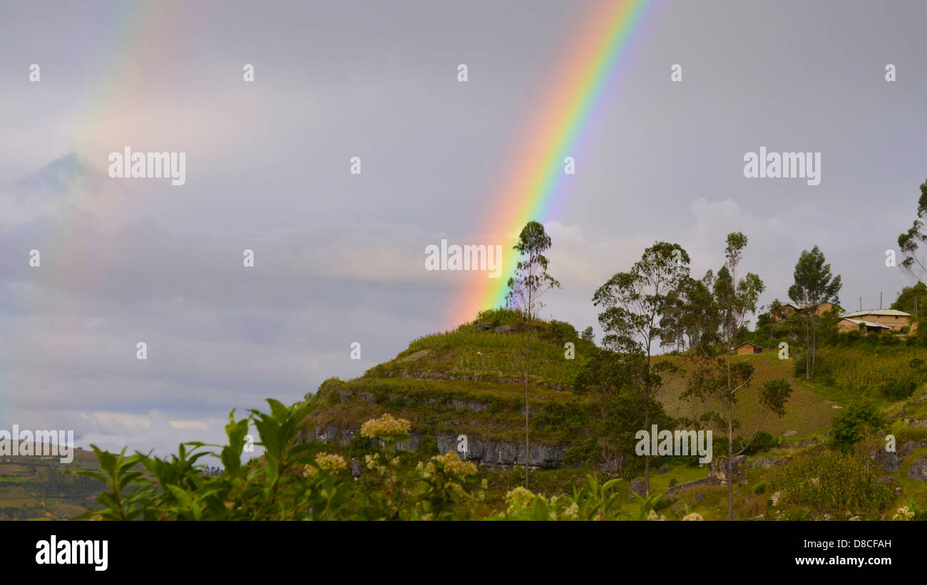 ein doppelter Regenbogen leuchtet über Hügel in Chachapoyas, Peru Stockfoto