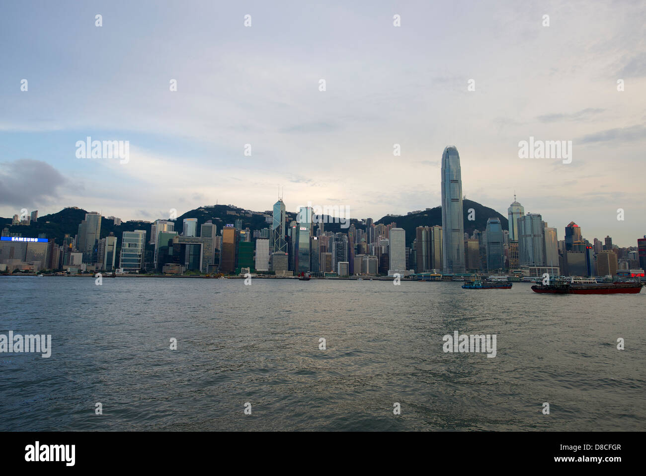 Blick auf Hong Kong Island in der Dämmerung vom Tsim sha Tsui waterfont Stockfoto