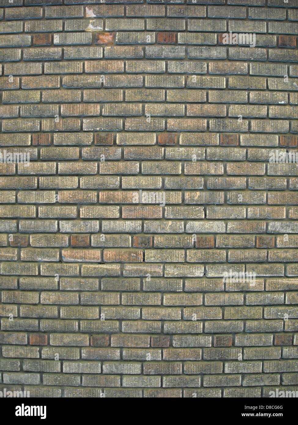 Eine Backsteinwand bietet einen strukturierten, rustikalen Hintergrund, der häufig in Fotografie und Design verwendet wird. Die verwitterte Oberfläche verleiht der Einstellung Charakter und visuelles Interesse. Stockfoto