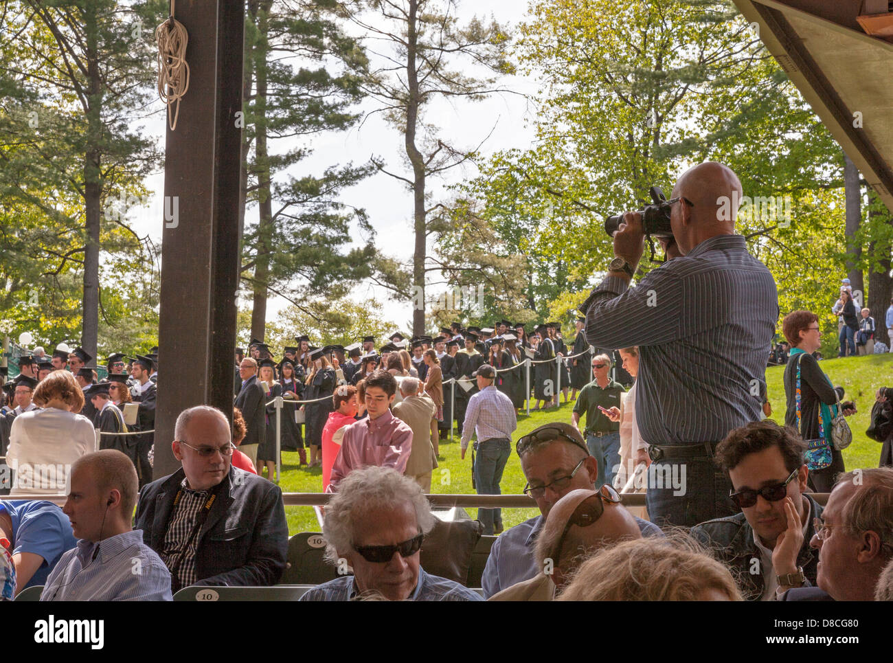 Familie und Freunde treten in der Feier der Graduierung am Skidmore College in Saratoga Springs, New York. Stockfoto