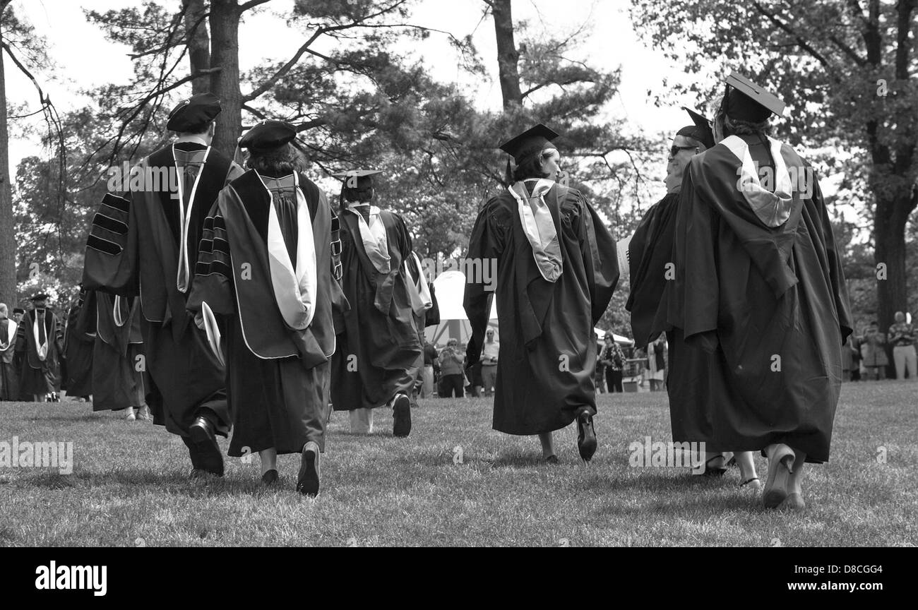 Familie und Freunde treten in der Feier der Graduierung am Skidmore College in Saratoga Springs, New York. Stockfoto