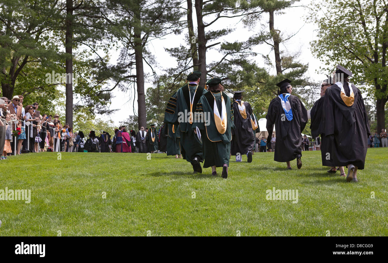 Familie und Freunde treten in der Feier der Graduierung am Skidmore College in Saratoga Springs, New York. Stockfoto