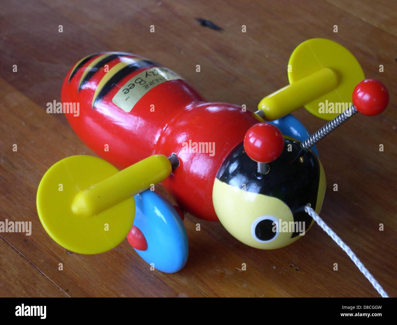 Ein farbenfrohes, summendes Bienenspielzeug, das die Bewegungen und Geräusche einer echten Biene nachahmt. Dieses Spielzeug wurde für Kinder entwickelt und fördert durch interaktive Funktionen und lustige Geräusche das Spiel und Lernen. Stockfoto