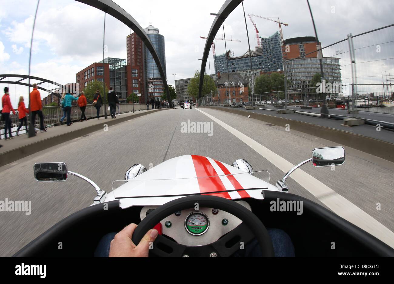 Ein Fahrzeug von Hot Rod City Tour ist eine kurze Tour von den Landungsbrücken im Hamburger Hafen, Deutschland, 23. Mai 2013 befahren. Menschen können Führungen durch Hamburg in Thes ungewöhnliche motorisierten Soap Box Autos nehmen. Foto: CHRISTIAN CHARISIUS Stockfoto