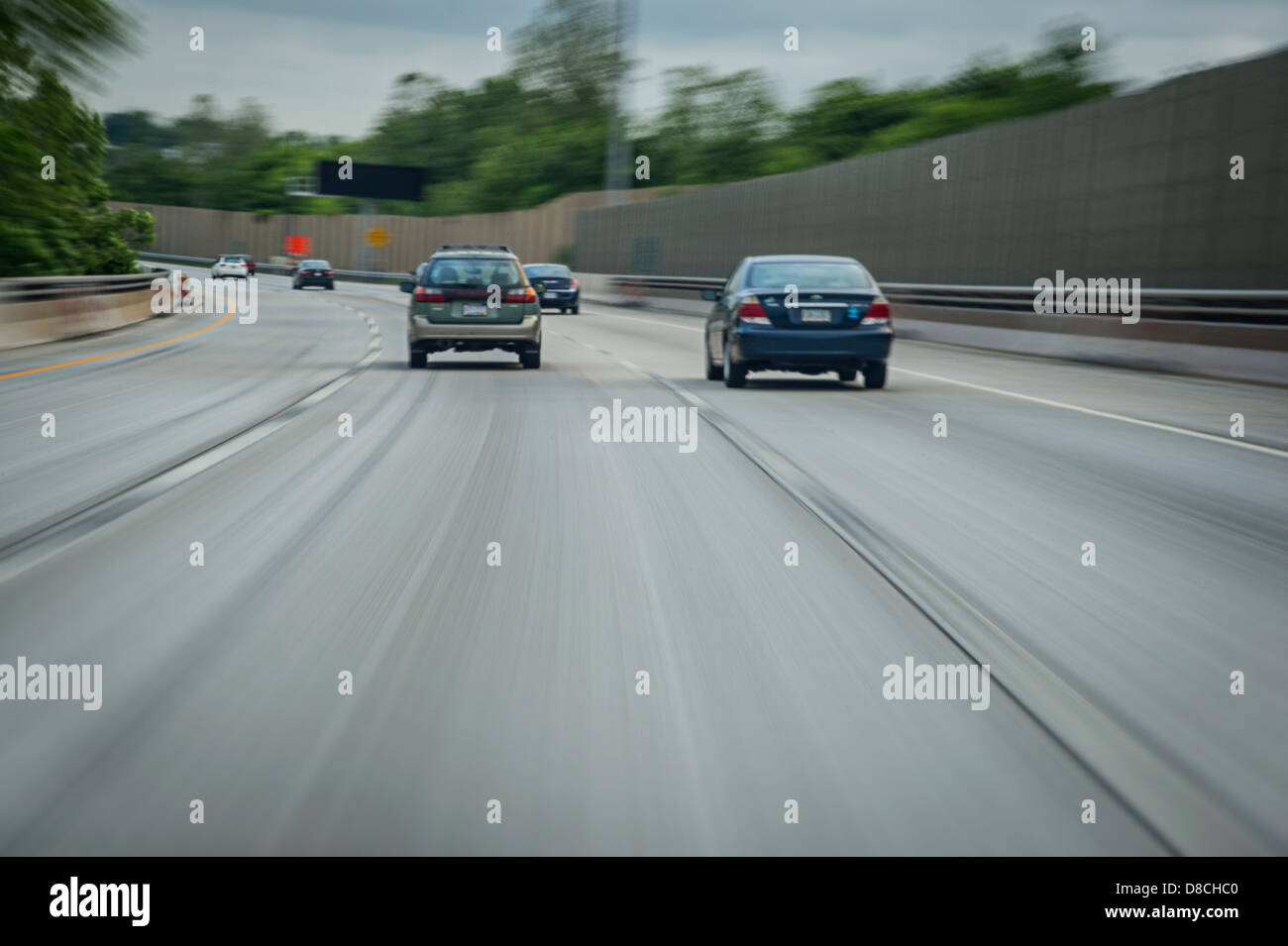 Autos auf der Autobahn während des Tages mit Motion Blur Stockfoto