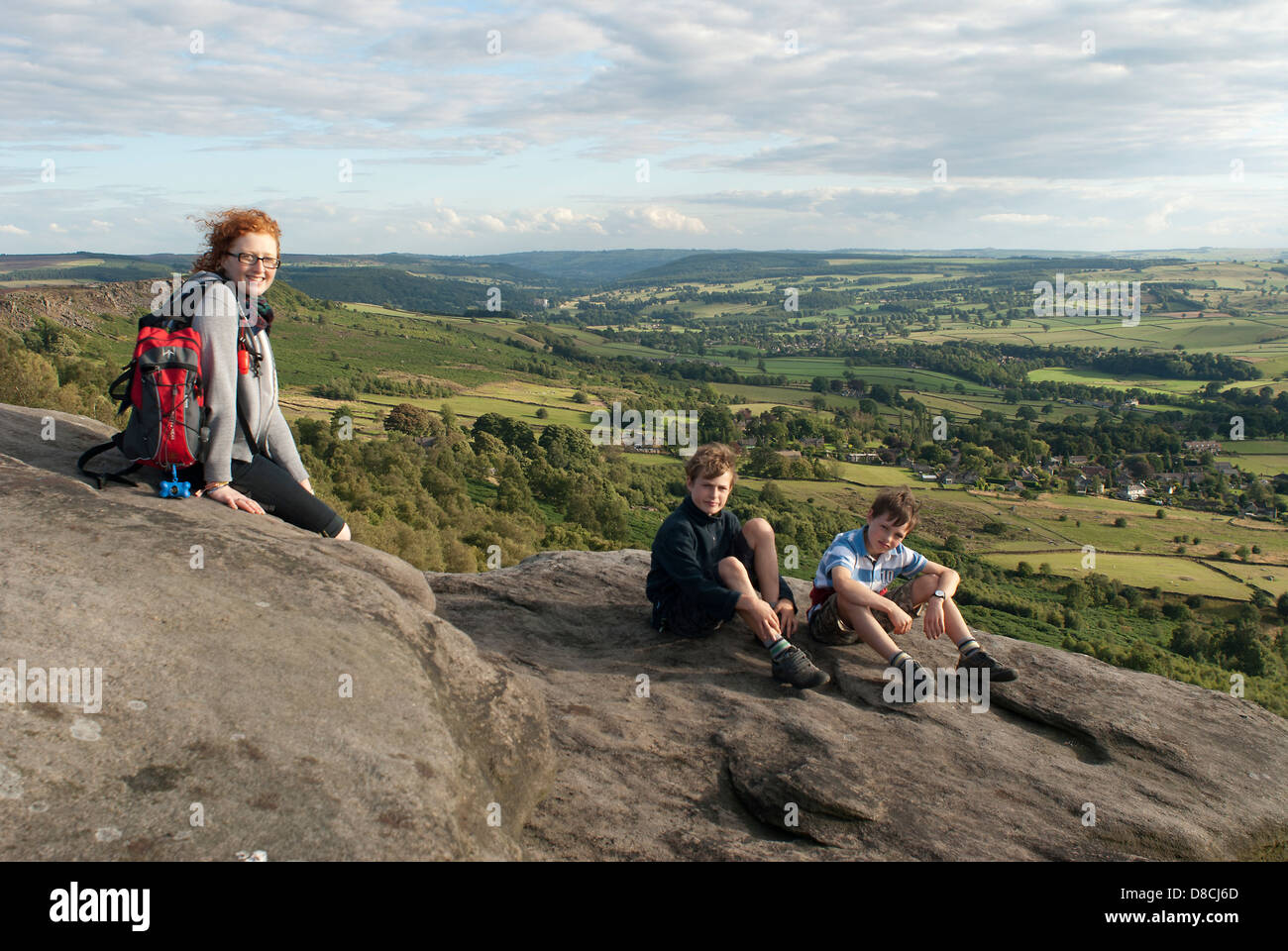 Wanderer machen Sie eine Pause und schauen Sie sich die Ansichten des Peak District Stockfoto