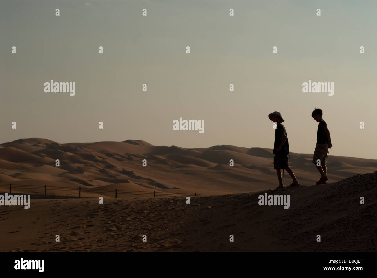 Jungen zu Fuß entlang der Sanddünen der Rub Al Khali oder leere Viertel, Abu Dhabi Stockfoto