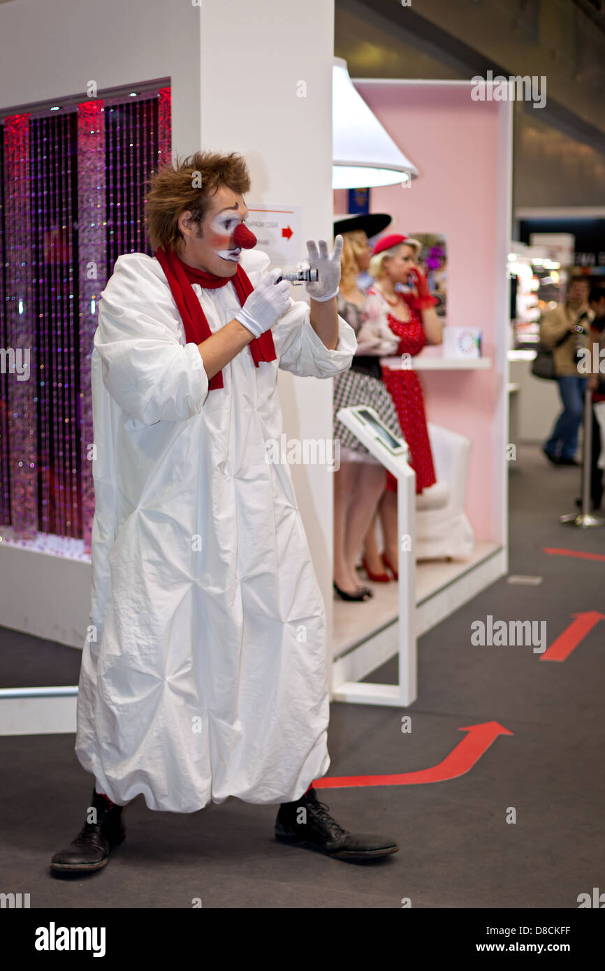 Clown unterhaltsam Besucher bei Canon stehen an Consumer Electronics & Foto Expo, 14. April 2013 in Moskau, Russland. Stockfoto