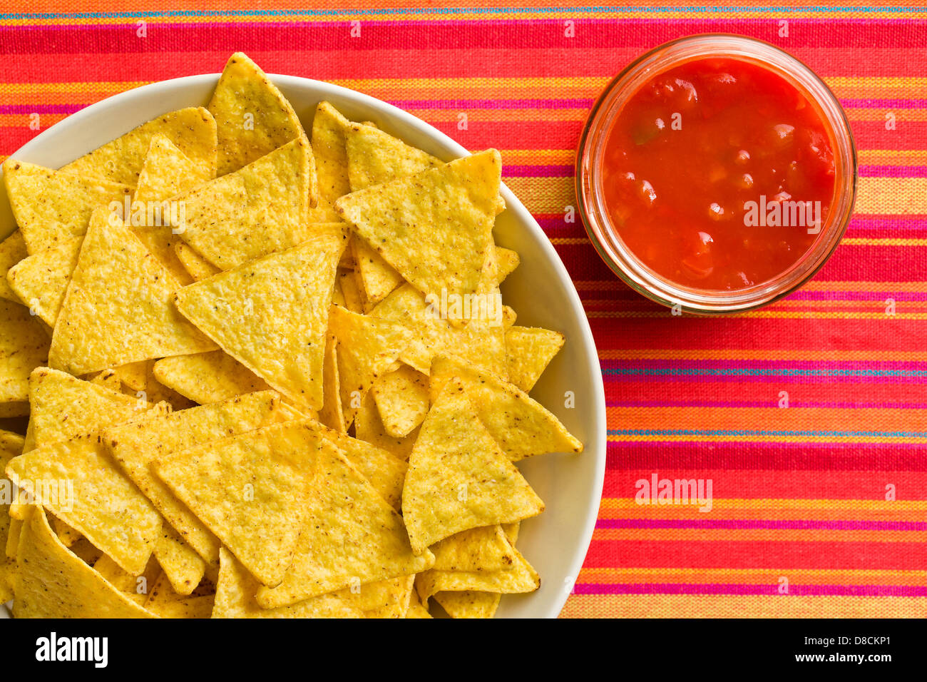 die Mais-Nachos mit Tomaten-dip Stockfoto