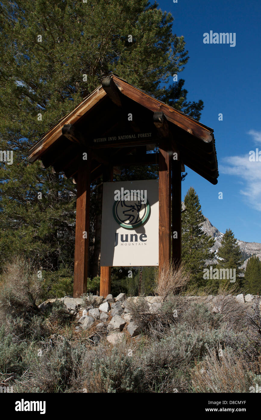 Juni-Mountain-Ski Resort Zeichen in der Sierra Nevada Berge California Stockfoto