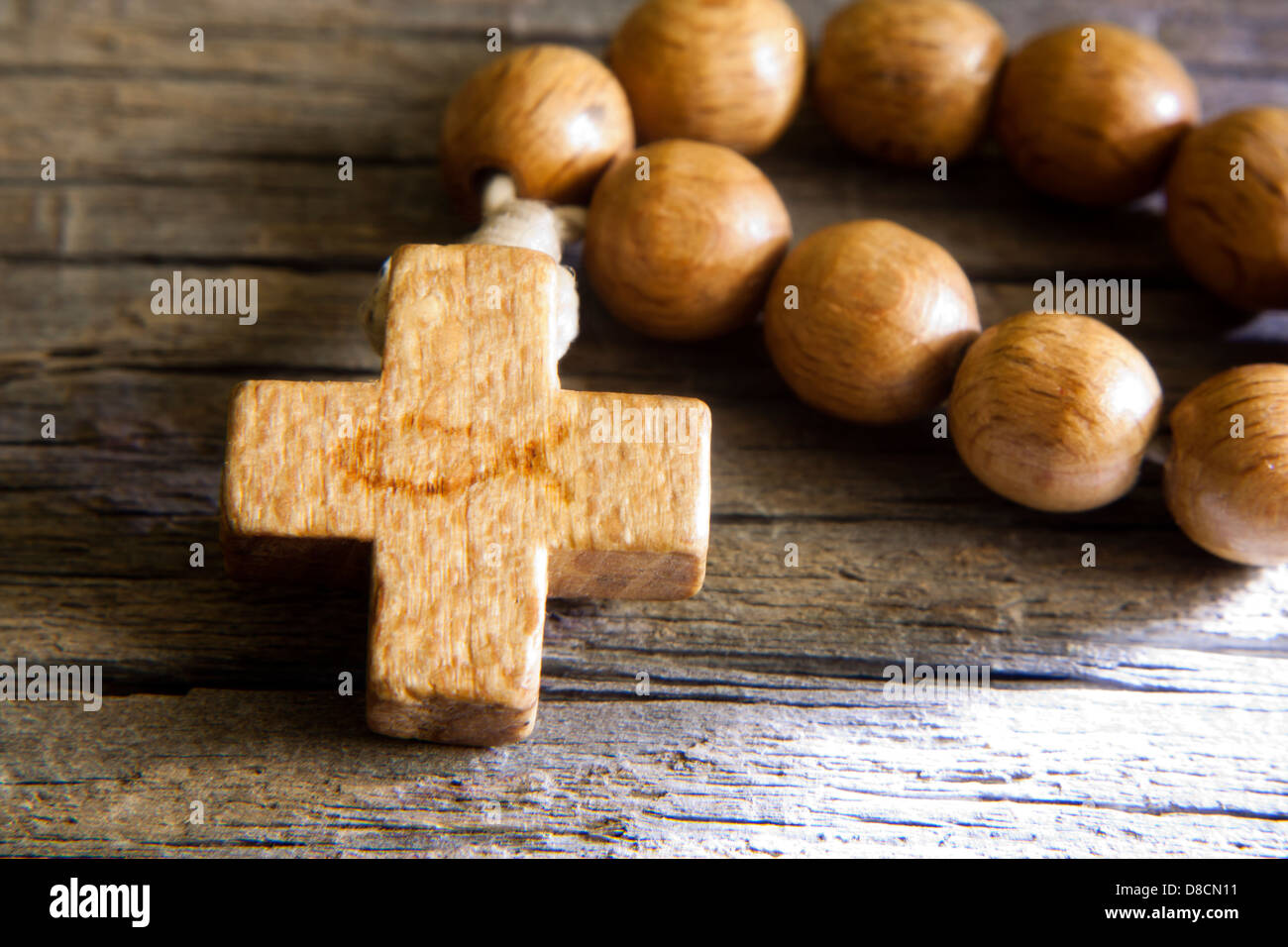 Rosenkranz auf Holzbrett mit Zeichen der Fische closeup Stockfoto