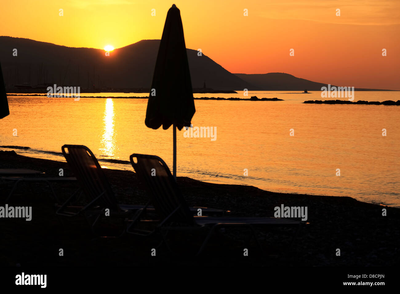 Goldener Sonnenuntergang über den Hügeln von Akamas-Halbinsel von Latchi Beach, Bereich Paphos, Zypern Stockfoto