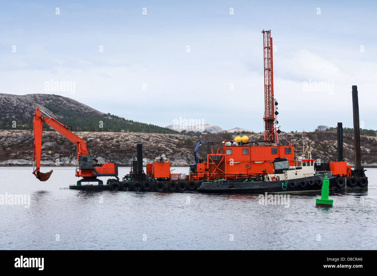 Roten Bagger (Graben Unterstützung Schiff) arbeitet im Nordmeer Stockfoto