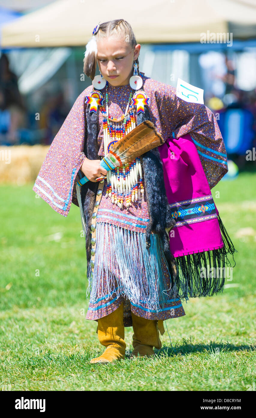 Eine nicht identifizierte gebürtige Inderin nimmt Teil an der Mariposa 20. jährlichen Pow Wow in Kalifornien Stockfoto