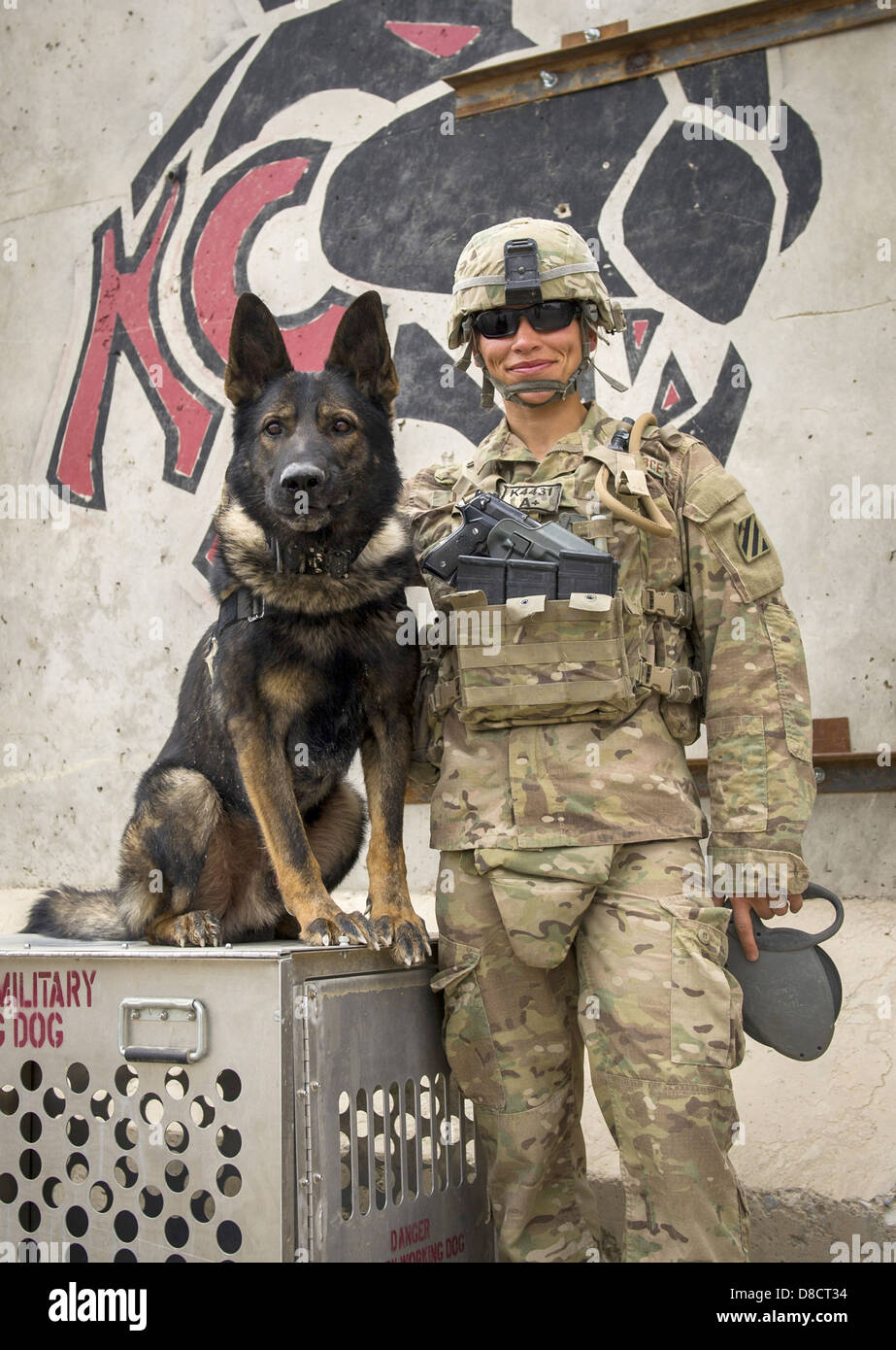 US Air Force Staff Sgt Jessie Johnson, ein militärischer Arbeitshund-Handler mit der 3. US-Infanteriedivision und ihrem Hund, Chrach, posieren für ein Foto nach dem erfolgreich absolvierten Detektion von Sprengstoffen Trainings 24. April 2013 in der Provinz Kandahar, Afghanistan. Stockfoto