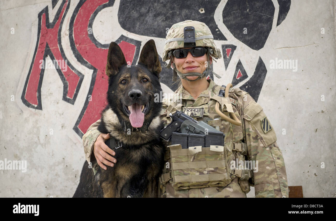 US Air Force Staff Sgt Jessie Johnson, ein militärischer Arbeitshund-Handler mit der 3. US-Infanteriedivision und ihrem Hund, Chrach, posieren für ein Foto nach dem erfolgreich absolvierten Detektion von Sprengstoffen Trainings 24. April 2013 in der Provinz Kandahar, Afghanistan. Stockfoto