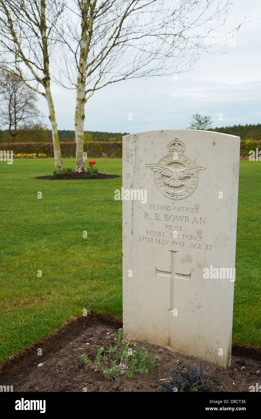 Das Grab von einem RAF-Piloten auf der Kriegsgräberstätte Cannock Chase, Staffordshire, England. Stockfoto