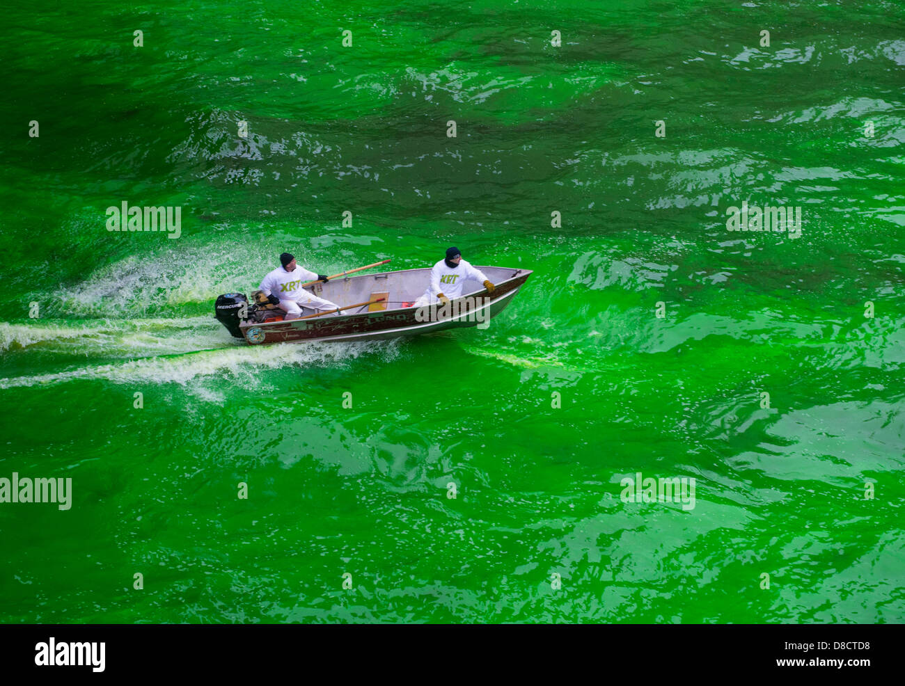 Der Chicago River ist für St. Patricks Day in Chicago grün gefärbt. Stockfoto