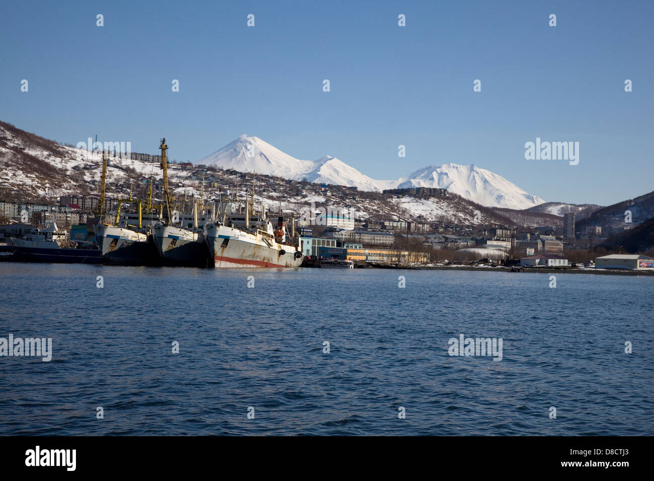 Petropawlowsk - Kamtschatski Hafen in Avachinskaya Bay mit Vulkanen im Hintergrund, Russland Stockfoto