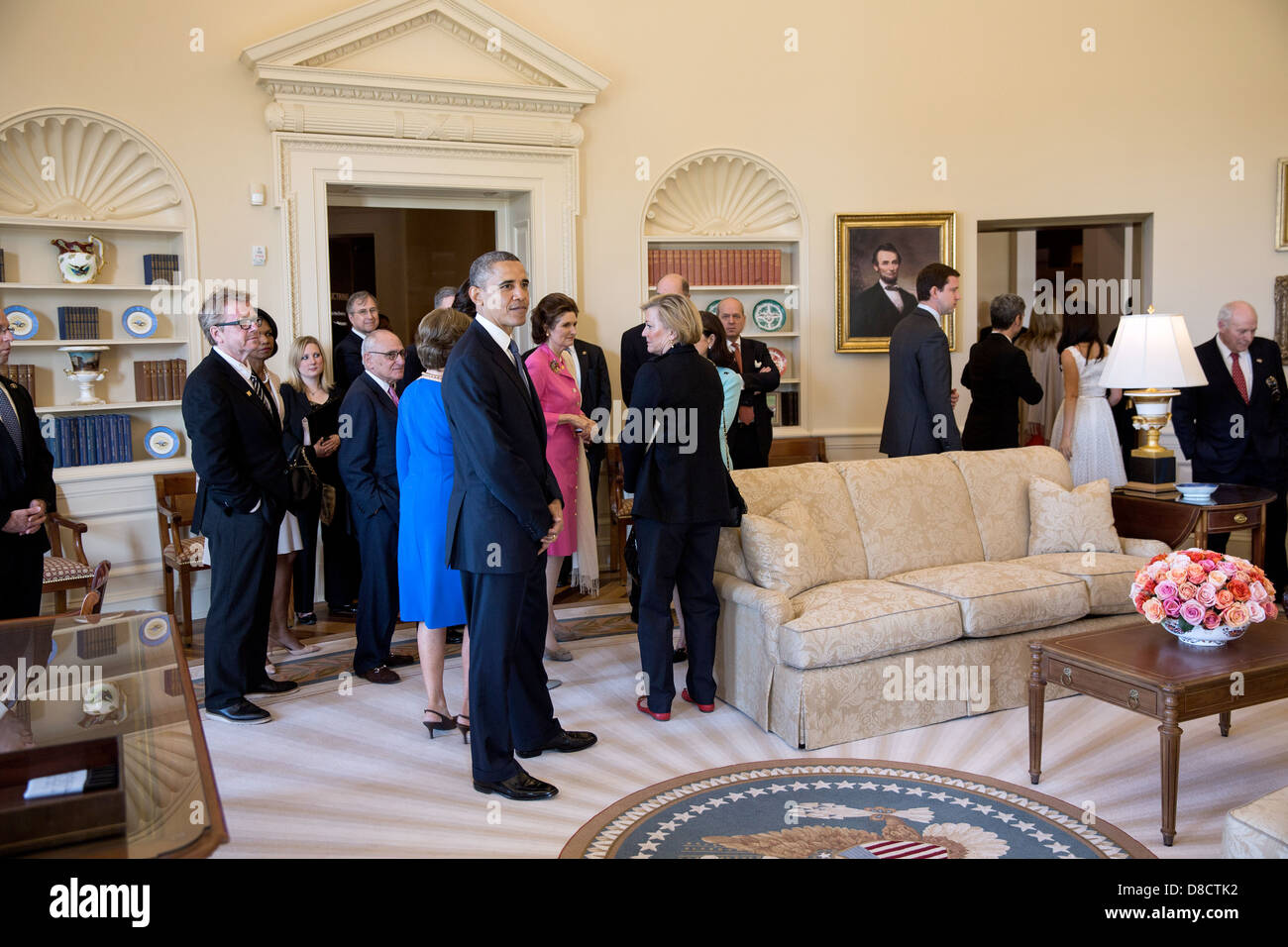 US-Präsident Barack Obama in einer Replik des Oval Office während einer Tournee des George W. Bush Presidential Library and Museum auf dem Campus der Southern Methodist University 25. April 2013 in Dallas, Texas hält. Stockfoto