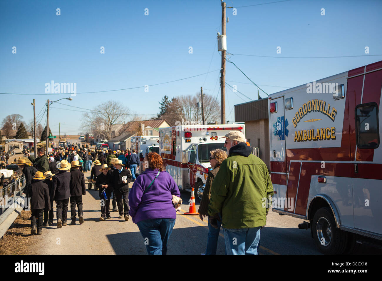 Amish an der jährlichen Frühlings-Schlamm-Verkauf und Versteigerung in Gordonville, PA, die Vorteile die lokalen Feuer Unternehmen. Stockfoto