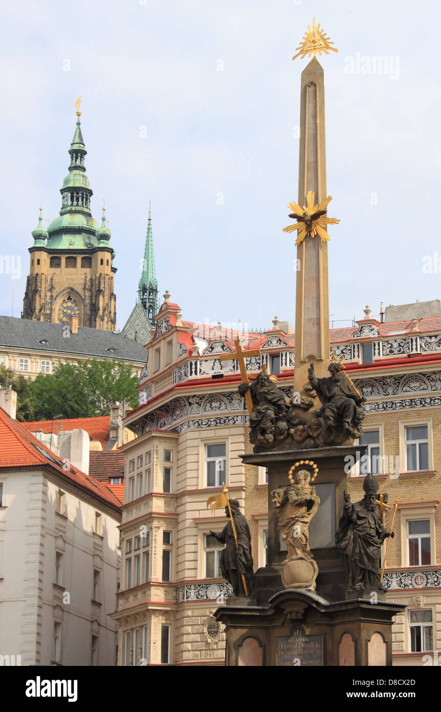 Städtischen Szene von Prag mit barocken Säule der Heiligen Dreifaltigkeit vor St. Nicolas Church am Kleinseitner Stockfoto