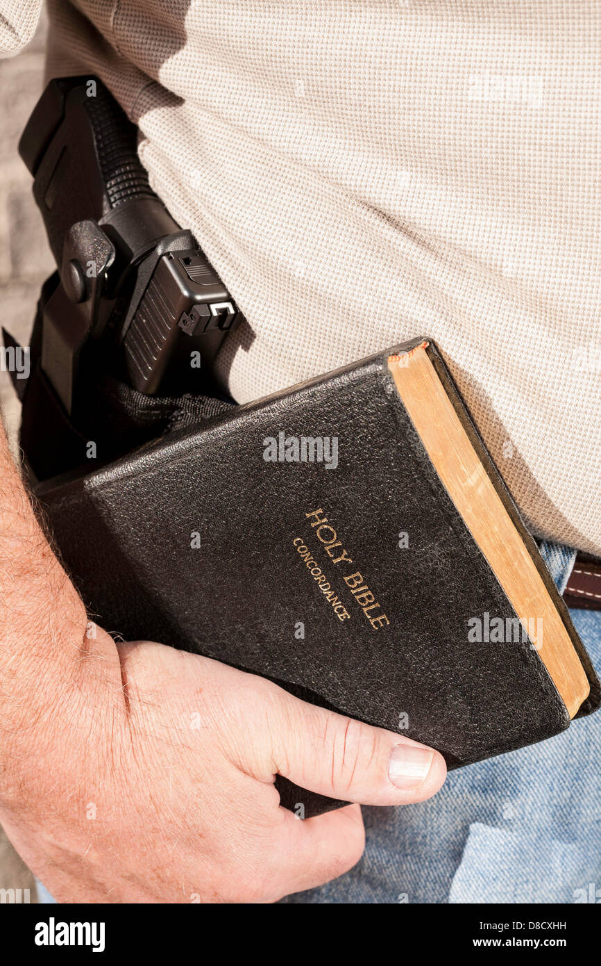 Hand Gun Verpackung Mann trägt seine Bibel, USA Stockfoto