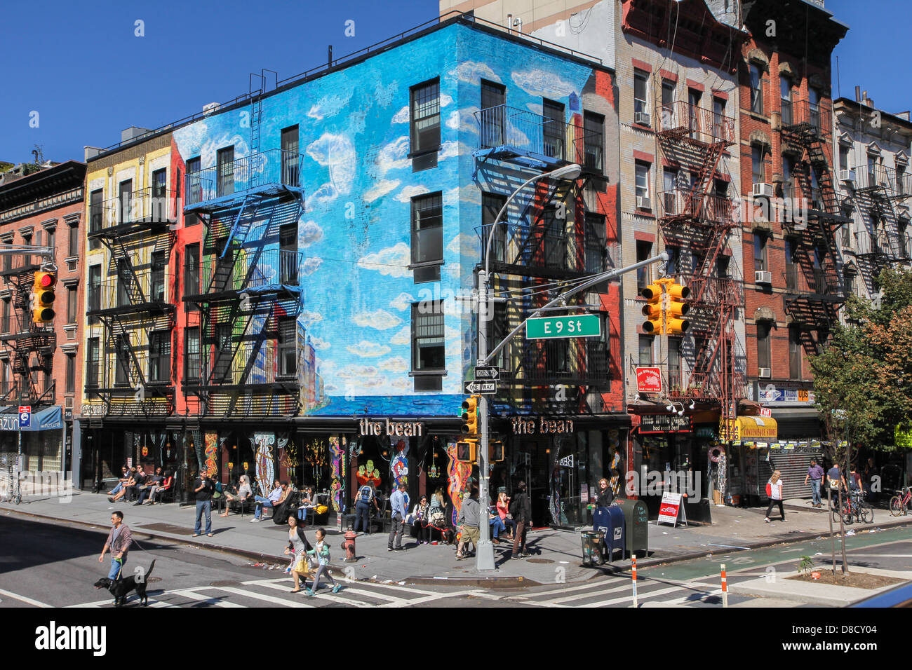 Graffiti new york Ecke wall street belebte Szene urban blue Art Himmel Stockfoto