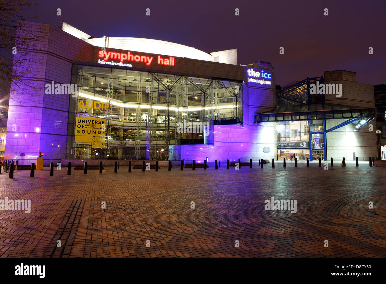 Symphony Hall & genommen in Centenary Square im Stadtzentrum von Birmingham in der Nacht mit Lichtern auf ICC-Birmingham Stockfoto