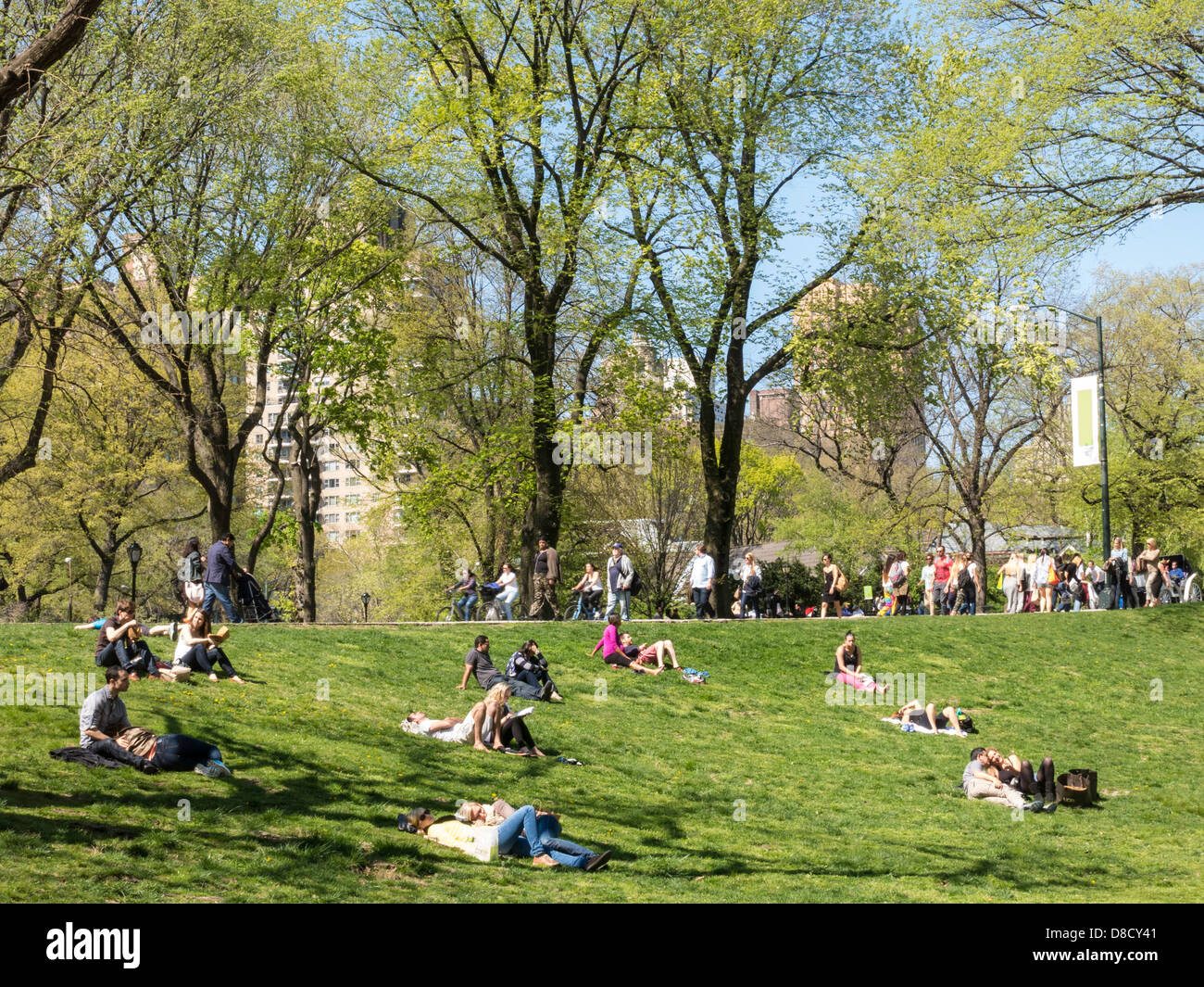 Menschen, die genießen Central Park im Frühling, NYC Stockfoto