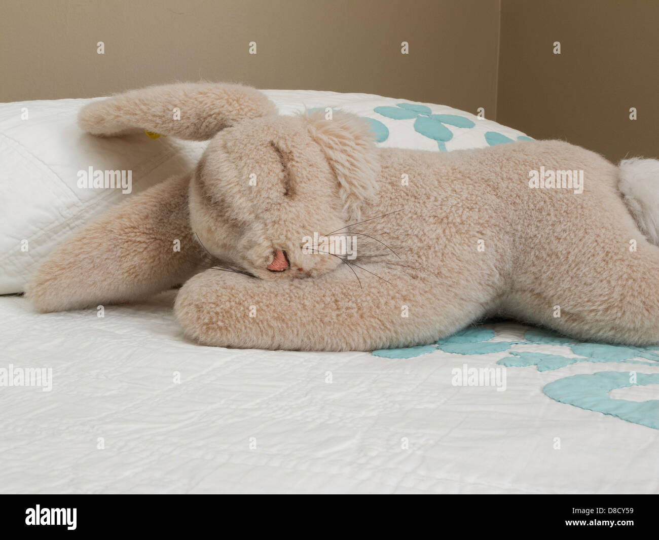 Steiff gefüllte Kaninchen auf Bett Stockfoto