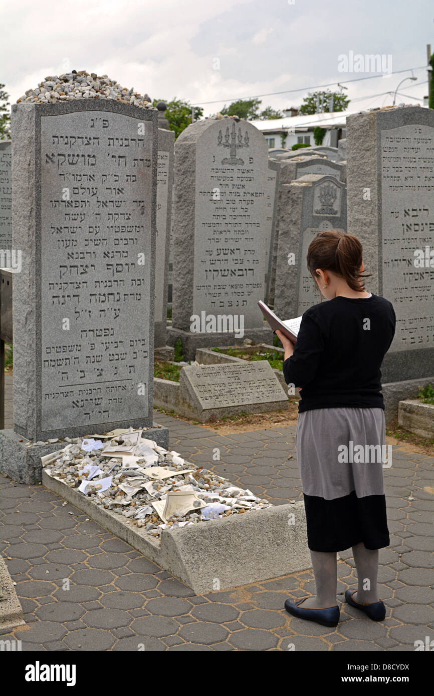 Religiöse jüdische Mädchen an die Ohel an die Grabstätte der Lubawitscher Rebbe Frau beten. In Queens, New York. Stockfoto