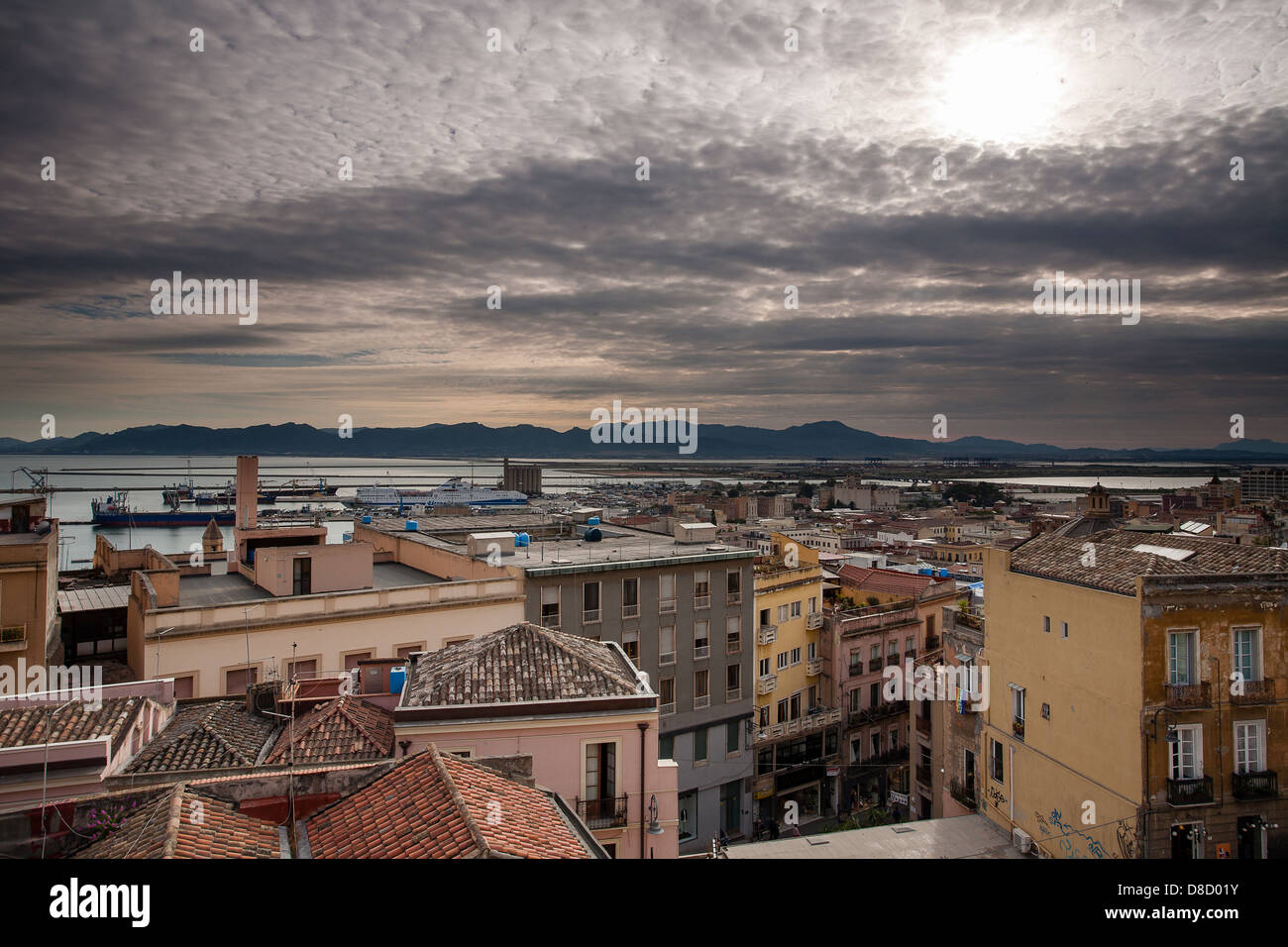 Skyline-Blick über die Dächer und Port, Cagliari, Sardinien, Italien. Stockfoto