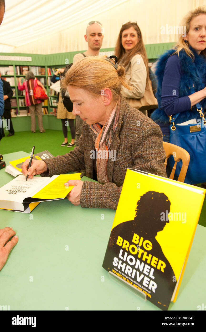 Hay-On-Wye, UK. 25. Mai 2013.  Lionel Shriver signiert ihr Buch "Big Brother" am dritten Tag des The Telegraph Hay Festival. Photo Credit: Graham M. Lawrence/Alamy Live-Nachrichten. Stockfoto