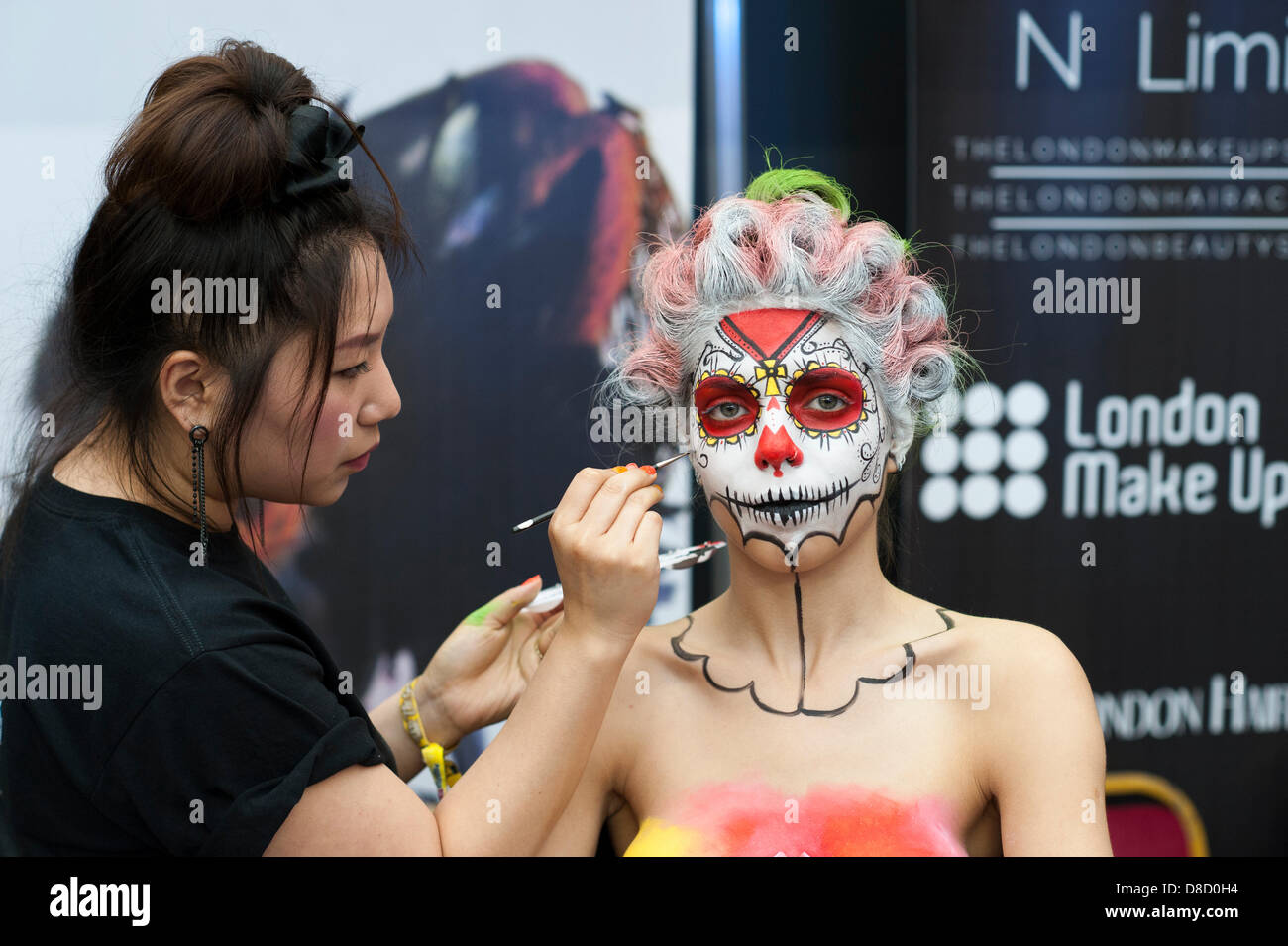 Make-up-Künstler, Suhyun Kang, 28, aus der London machen Up Schule, malt eine Modellfläche auf der Great British Tattoo Show. Stockfoto