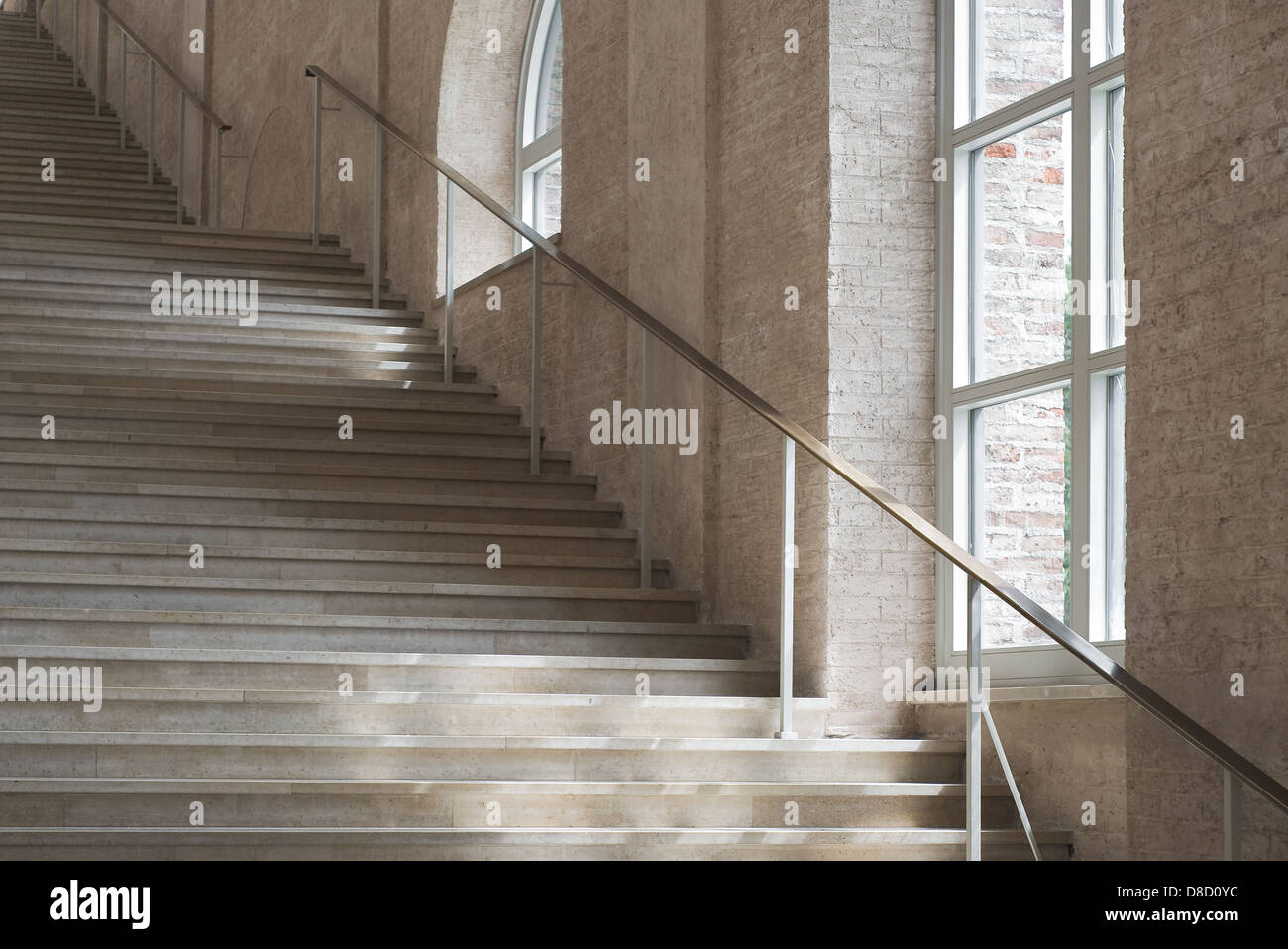 Kreative sonnenbeschienenen Treppe als Interior-Design-Element Stockfoto
