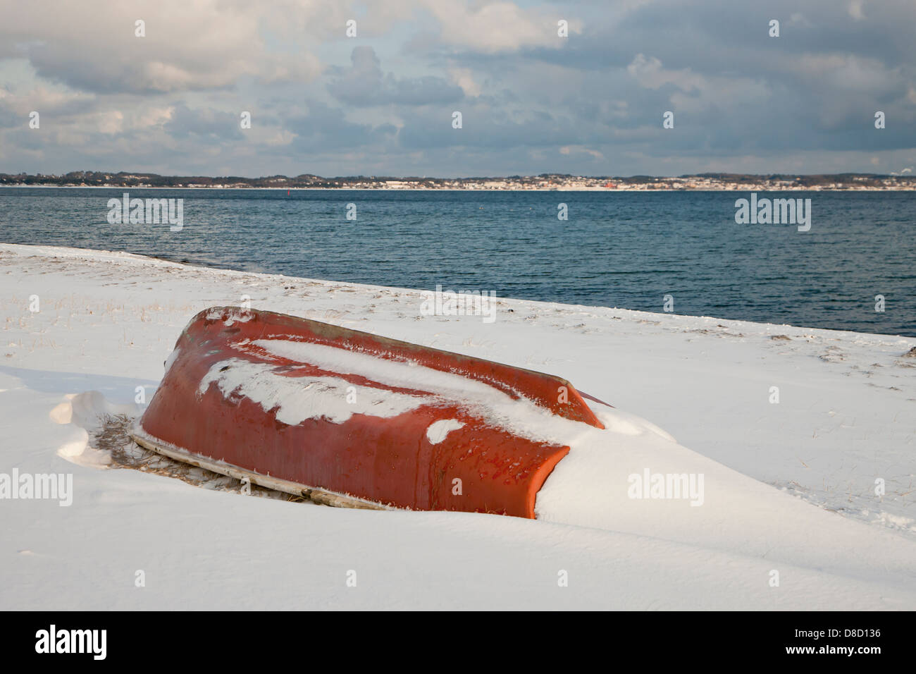 Schneebedeckte Boot am Strand Stockfoto